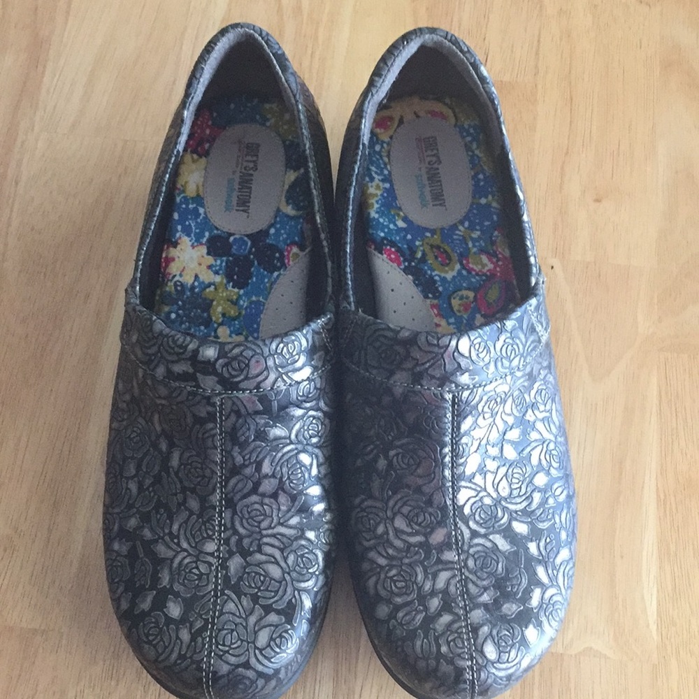 Softwalk Meredith clogs. Gray metallic rose.